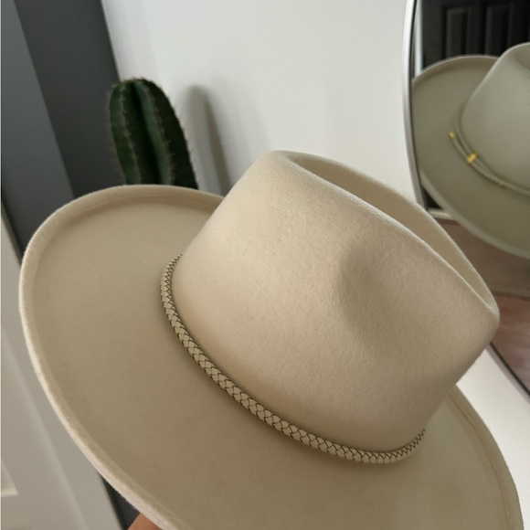 Cara Loren lack of color hat - Picture 4 of 4